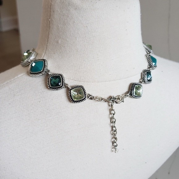 Chic Silver Necklace with Green Accents - Picture 3 of 4